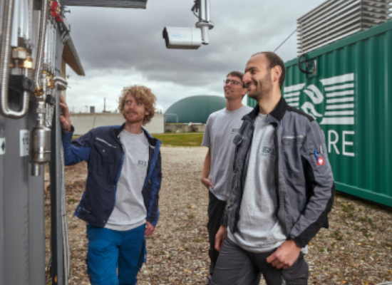 Three team members standing in front of Reverion's prototyp