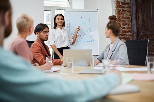 A Woman shows a Flipchart in front of a Group