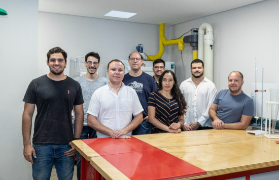 Brazlian start-up team posing for picture un the working space in a lab